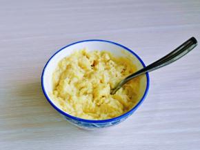 将榴莲去核，肉压成泥状。