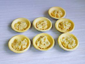 将榴莲肉放入蛋挞皮中。