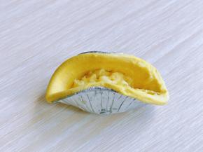 取一个放了榴莲肉的蛋挞，从底部往中间对折，如图。