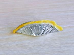 再把上面的边缘捏紧，如图。