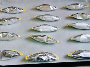 依次做完，豆沙馅也包好，摆放在烤盘里。