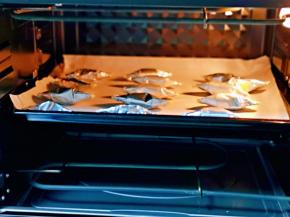 入烤箱中层，上下185度烤12分钟。