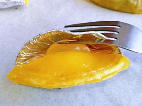 12分钟后，将烤盘取出，借助叉把锡纸取下来。