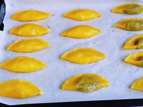 依次取下来的的蛋挞，摆放好。