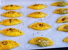 刷上一层蛋液，再撒上黑芝麻。