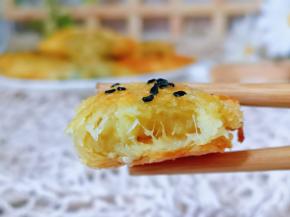 金黄诱人的酥皮，软滑的榴莲馅，简直太美了～