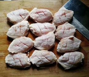 备好食材，鸡翅洗净在背面竖划二刀，方便入味