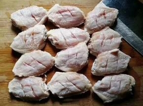 备好食材，鸡翅洗净在背面竖划二刀，方便入味