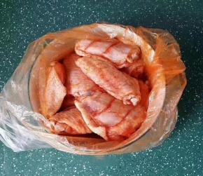 倒入cook100新奥尔良烤肉料 ，带上一次性手套给鸡翅反复按摩、  抓匀后腌制4小时以上，  放冰箱过夜更佳