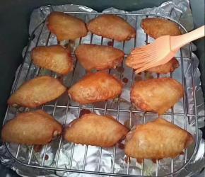 加盖继续烤制 ，过8分钟后再取出、再翻面刷层蜂蜜水