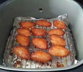 烤制8分钟左右、打开上盖刷层腌汁后翻面。