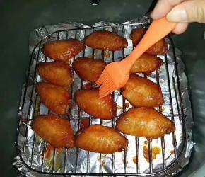 烤制结束，诱人的鸡翅就可以出锅了    鸡翅很饱满，上色也很均匀