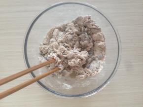 将面粉、奶粉和糖倒入盆里，倒入芝麻酱和酵母水，一边倒，一边用筷子拌成絮状