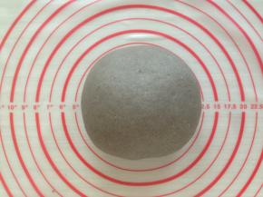 再揉成光滑的面团，放进和面盆里，盖上保鲜膜，在室温下发酵两倍大