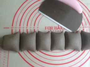 取出排气，揉几分钟，揉至切面没有气孔，再搓成长条，切成6等份