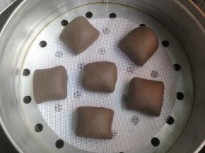 放进蒸笼里，在温暖处醒发15-20分钟