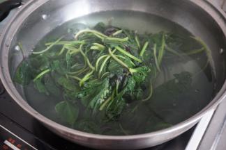 焯1分钟左右捞起，沥干水份