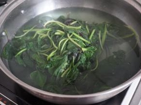 焯1分钟左右捞起，沥干水份