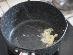 锅里加油烧热后，加入剁碎的蒜蓉，爆出香味