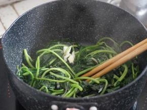 加入番薯藤，加盐