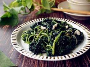 拌均匀即可，整个过程3、4分钟，一双筷子就搞定这道菜