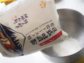 将高筋面粉倒入厨师机桶中