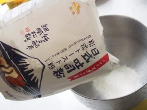 将高筋面粉倒入厨师机桶中