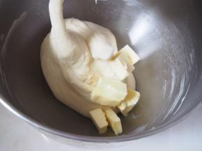 加入软化的黄油，继续揉至出膜