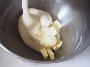 加入软化的黄油，继续揉至出膜