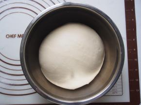 面团放入盆中，盖上保鲜膜发酵至2倍大