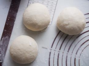 发酵好的面团进行排气， 分成3等份，分别揉圆，醒发10分钟左右