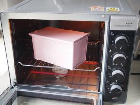 烤箱中下层，上下火165度，烘烤40分钟左右即可