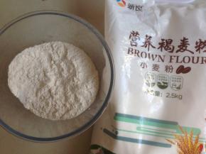和面盆里装入面粉、糖和盐，酵母溶于温水（水量依面粉吸水性而定）中