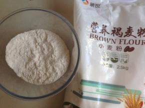 和面盆里装入面粉、糖和盐，酵母溶于温水（水量依面粉吸水性而定）中