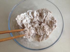 将酵母水倒入面粉里拌成絮状，再倒入玉米油