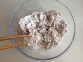 将酵母水倒入面粉里拌成絮状，再倒入玉米油