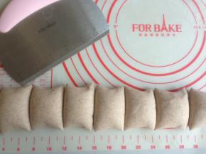 发酵好的面团取出排气，搓成长条，切成8等份，揉圆后，盖保鲜膜松驰10分钟