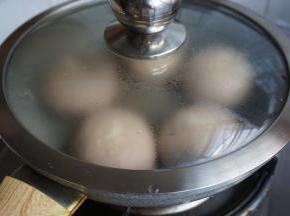 锅里加少许油（配方外）烧热后，转小火，将做好的面饼坯（收口朝下）放入，盖上盖子，一面煎好后翻面继续煎