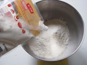 加入细砂糖、羊奶粉