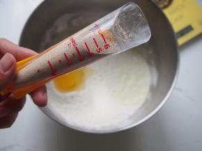 加入酵母、鸡蛋