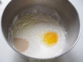 加入清水，启动厨师机的低档，揉成面团至起筋