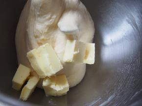 加入软化的黄油，继续揉至出膜