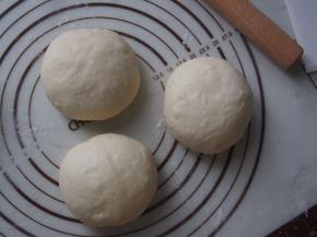 发酵好的面团进行排气， 分成3等份，分别揉圆，醒发10分钟左右