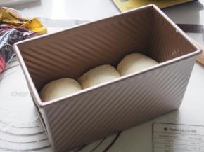 将面团收口朝下放入吐司盒中，发酵至8分满