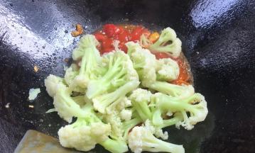 放入菜花，翻炒均匀