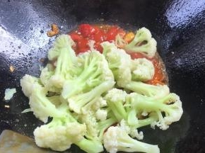 放入菜花，翻炒均匀