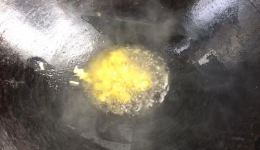 起锅热油，放入蒜末爆香