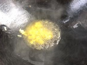起锅热油，放入蒜末爆香