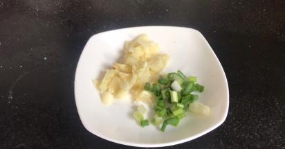 备好蒜末和葱花