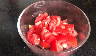 番茄洗净后，去蒂，切成小块
